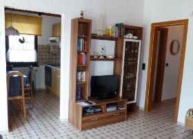 Wohnzimmer mit Blick in Küche und Flur.JPG